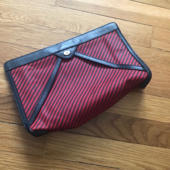 Gucci Handbags - AUTHENTIC Gucci Ophidia clutch